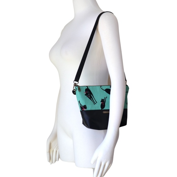 Small handcrafted lightweight zippered convertible handbag - Picture 4 of 5